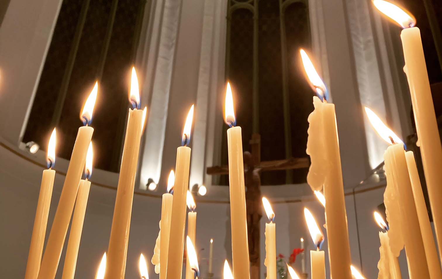 Kerzenschein begleitet die Gebete für den Frieden in der Düsseldorfer Johanneskirche. Foto: Wengler